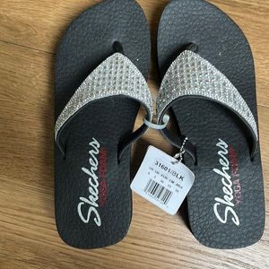 Skechers flip flops. Size 6